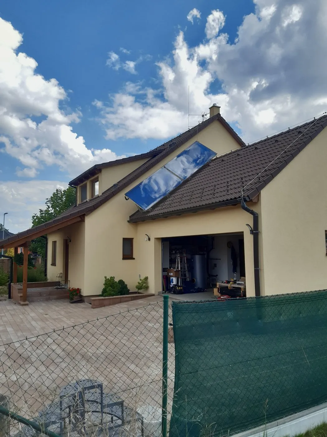Rodinný dům se solárními kolektory na střeše